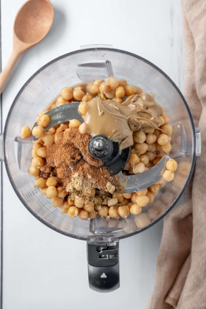 food processor with gingerbread hummus