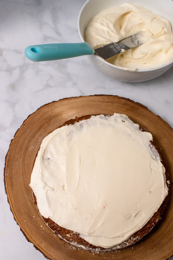 frosting round cake with cream cheese frosting