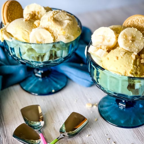 banana pudding ice cream in blue glass dishes