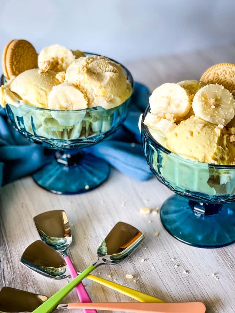 banana pudding ice cream in blue glass dishes