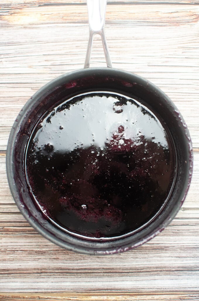 A pan with cooked blackberry jam.
